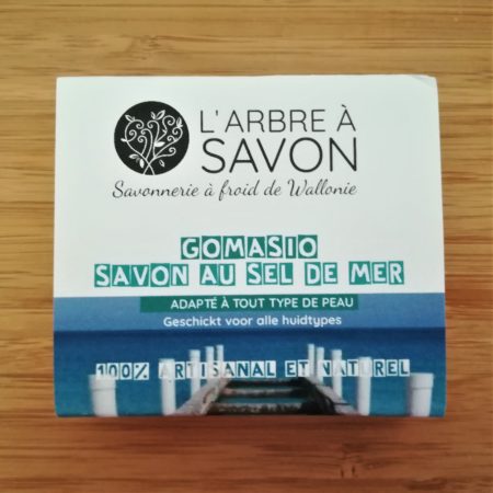Savon "Gomasio" au sel de mer, pour un gommage léger.